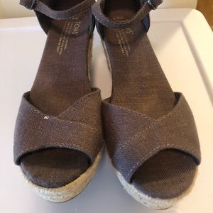 Excellent Used Condition Toms Wedges